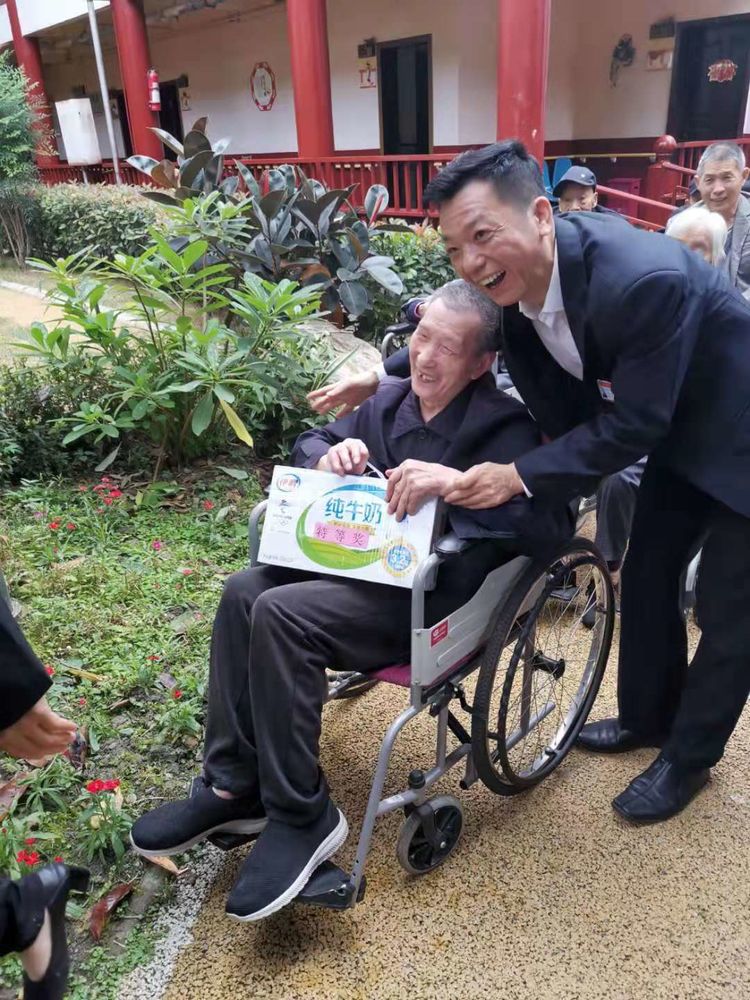 壽而康副總經(jīng)理任孝忠先生參加武侯院一區重陽(yáng)節慶節活動(dòng)。