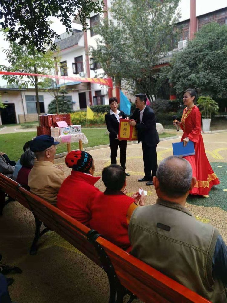 載歌載舞、評優(yōu)頒獎、現場(chǎng)抽獎。